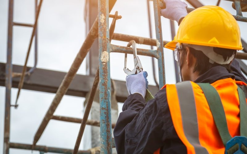 Làm việc trên cao: Bất cẩn có thể dẫn tới tai nạn nghiêm trọng